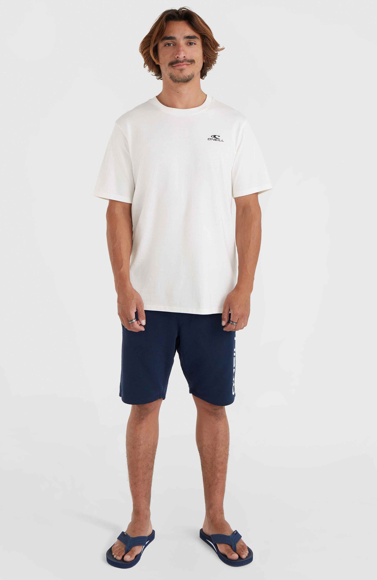 Small Logo T-Shirt für Herren, weiß mit Logo-Print in Schwarz, Ganzkörperansicht von vorne am Model
