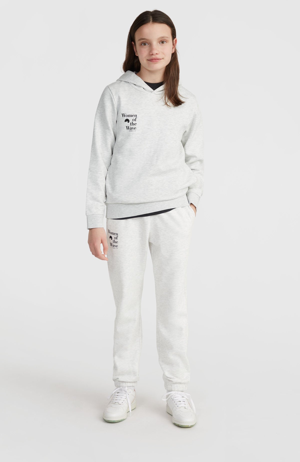 Women of the Wave Jogginghose für Mädchen, weiß mit Logo-Print in Schwarz, Gesamtansicht am Model