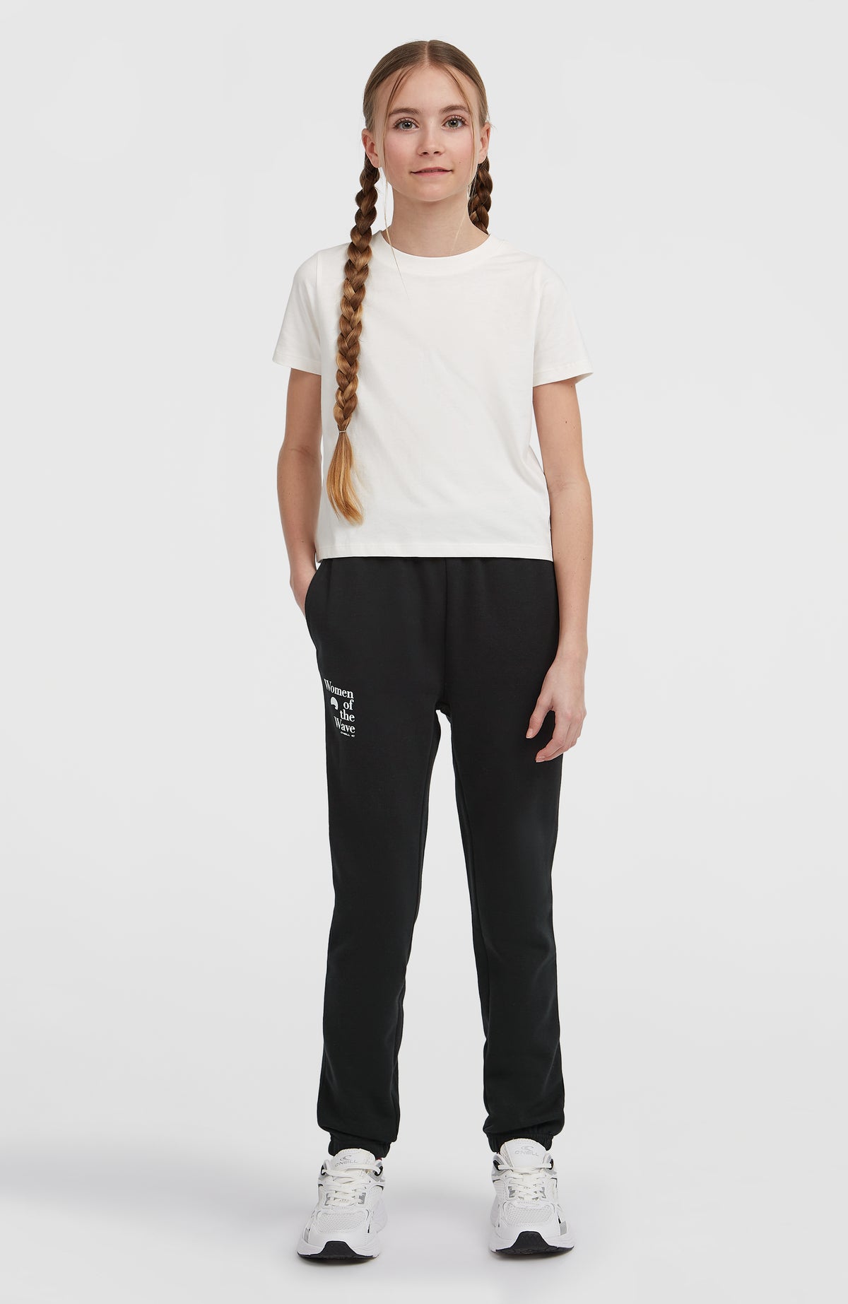 O'Neill Women of the Wave Jogginghose für Mädchen, schwarz mit Logo-Print in Weiß, Vorderansicht am Model