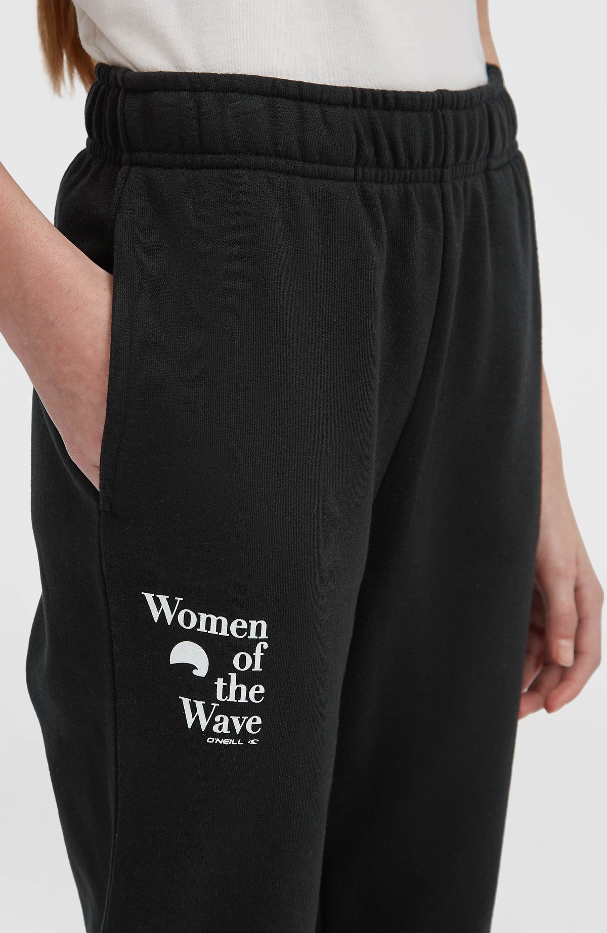 Women of the Wave Jogginghose für Mädchen, schwarz mit Logo-Print in Weiß, Nahaufnahme der Seitentasche
