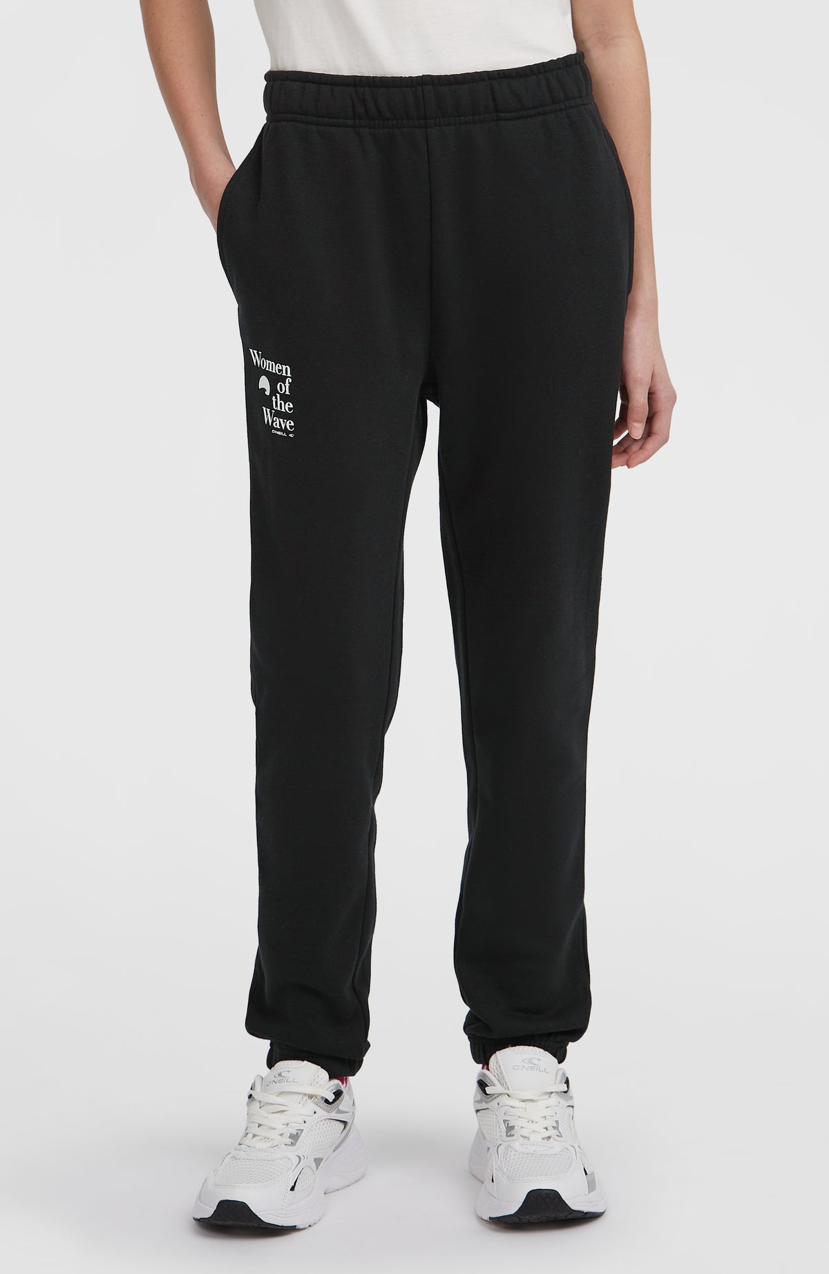 Women of the Wave Jogginghose für Mädchen, schwarz mit Logo-Print in Weiß, Vorderansicht getragen am Model