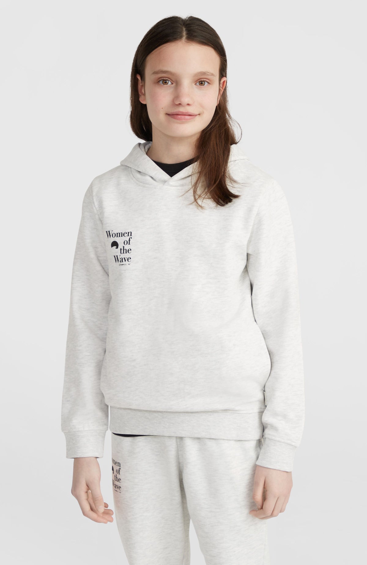 O'Neill Women of the Wave Hoodie für Mädchen, weiß mit Logo-Print in Schwarz, Vorderansicht am Model