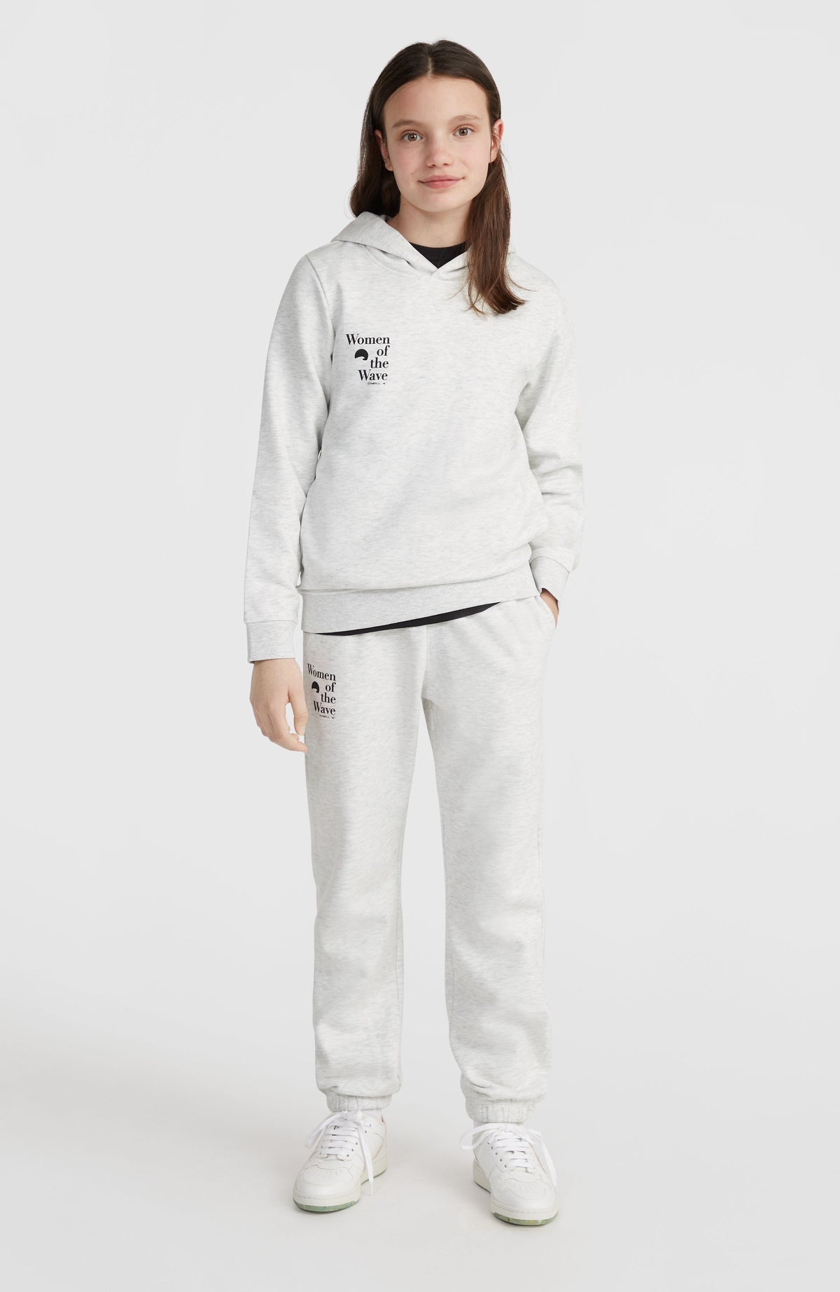 Women of the Wave Hoodie für Mädchen, weiß mit Logo-Print in Schwarz, Ganzkörperansicht von vorne am Model