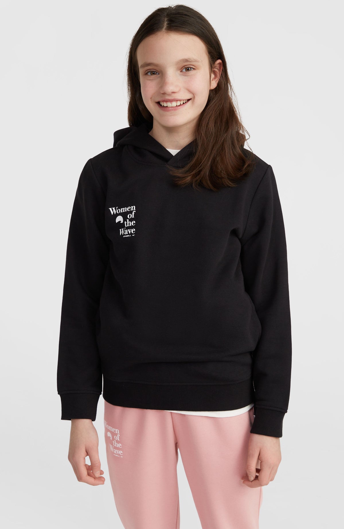 O'Neill Women of the Wave Hoodie für Mädchen, schwarz mit Logo-Print in Weiß, Vorderansicht am Model