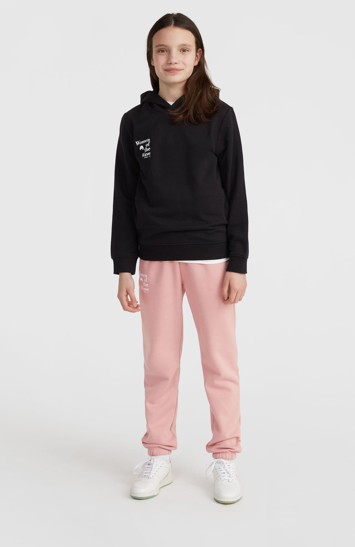 Women of the Wave Hoodie für Mädchen, schwarz mit Logo-Print in Weiß, Ganzkörperansicht am Model
