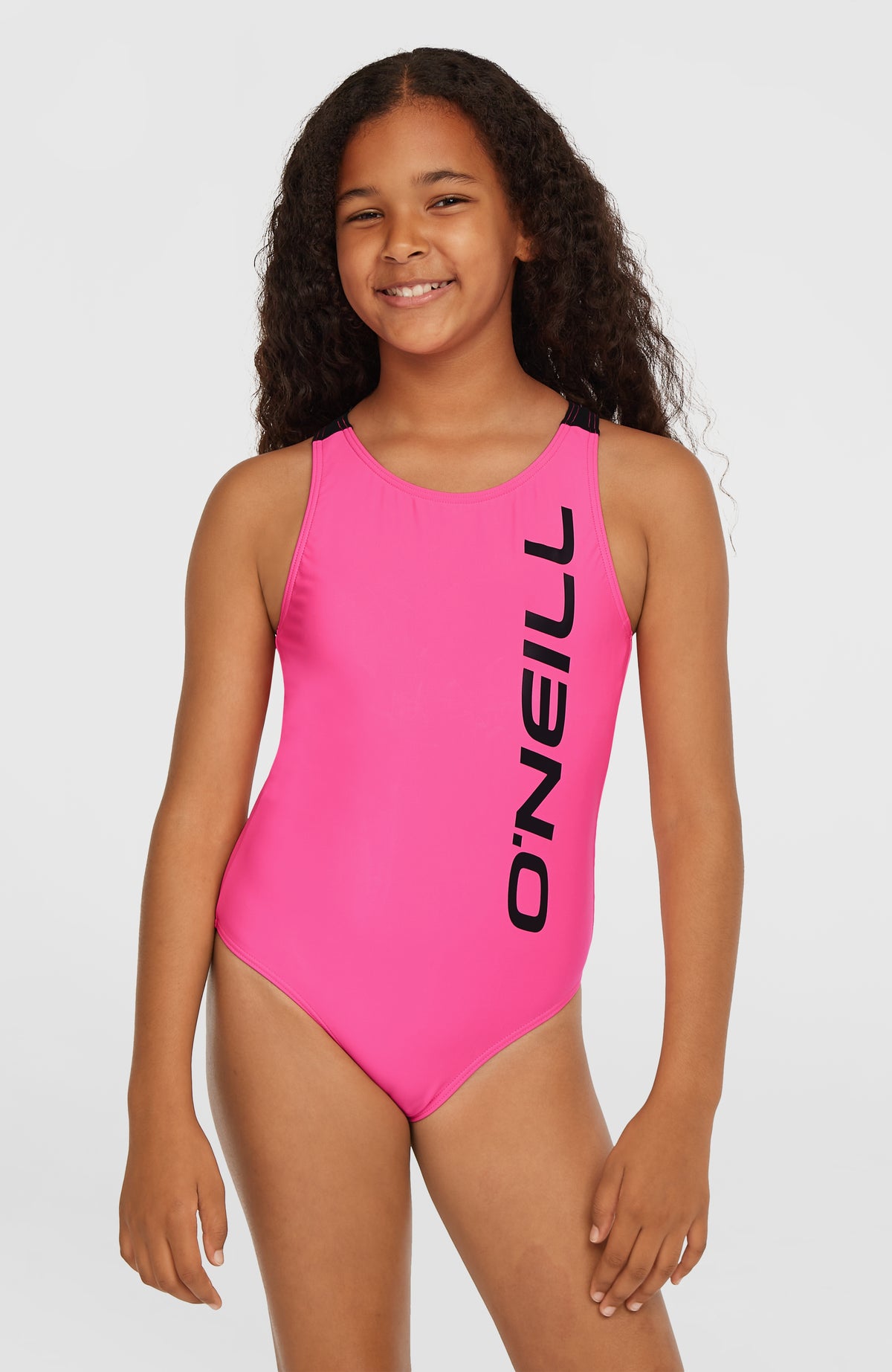 O'Neill Essentials Sun & Joy Badeanzug für Mädchen, pink mit Logo-Print in Schwarz, Vorderansicht am Model