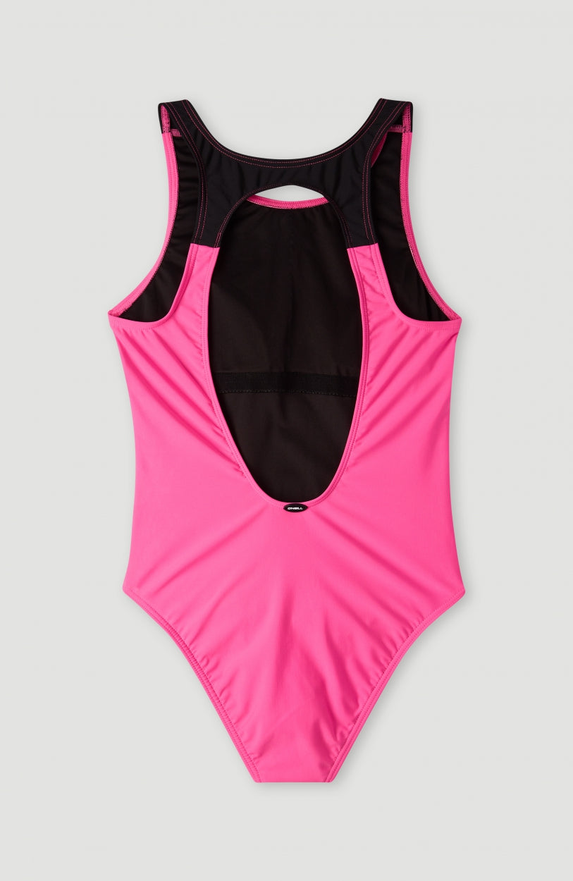 Essentials Sun & Joy Badeanzug für Mädchen, pink mit Logo-Print in Schwarz, flach liegend von hinten mit Cut-out