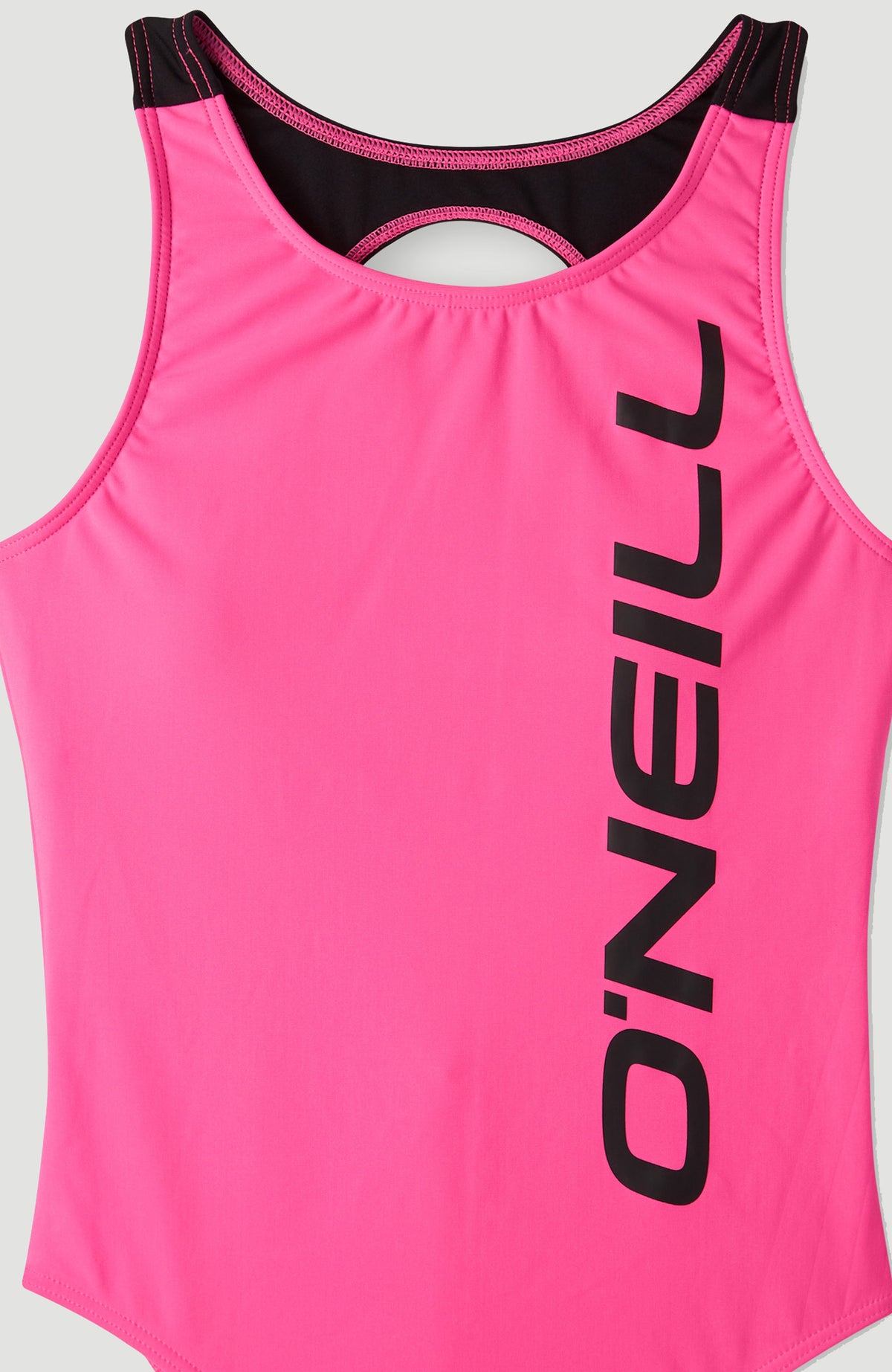 Essentials Sun & Joy Badeanzug für Mädchen, pink mit Logo-Print in Schwarz, Nahaufnahme flach liegend vom Ausschnitt