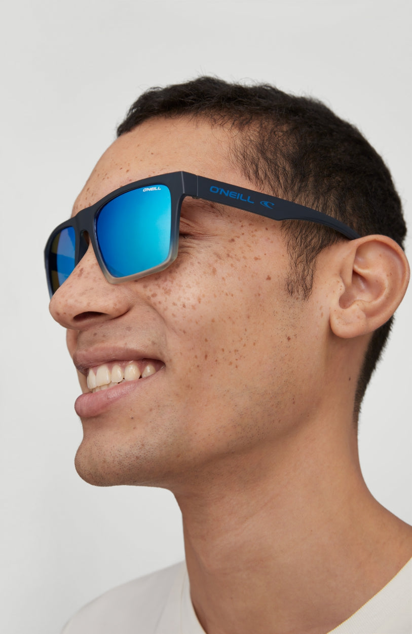 Beacons Sunglasses Sonnenbrille für Herren, blau, getragen am Model, Seitenansicht mit Logo am Bügel