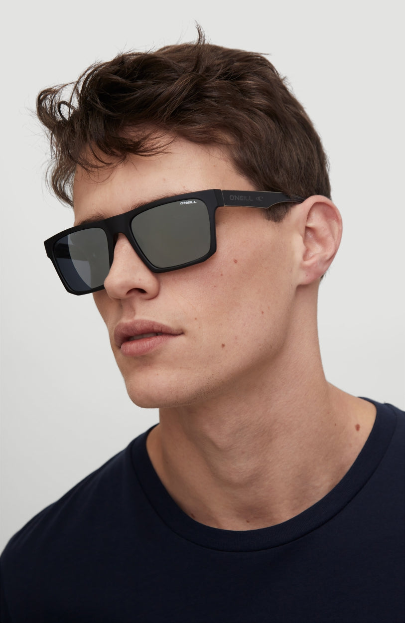 Schwarze Beacons Sunglasses Sonnenbrille für Herren, getragen am Model, Ansicht von schräg vorne