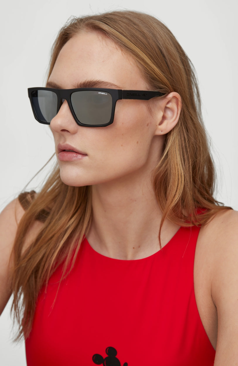 Schwarze Beacons Sunglasses Sonnenbrille für Herren, getragen am Model, Ansicht im Halbprofil