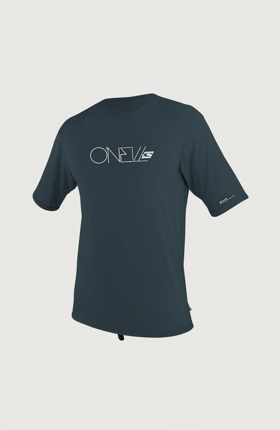 O'Neill Skins Short Sleeve Rash Tee Schwimmshirt für Jungen, schwarz mit Logo-Print in Weiß, freigestellt von vorne