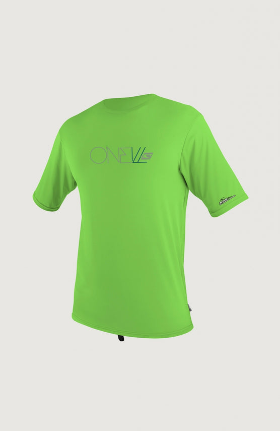 O'Neill Skins Short Sleeve Rash Tee Schwimmshirt für Jungen, grün mit Logo-Print in Grau, freigestellt von vorne