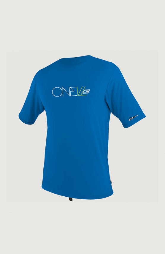 O'Neill Skins Short Sleeve Rash Tee Schwimmshirt für Jungen, blau mit Logo-Print in Weiß, freigestellt von vorne
