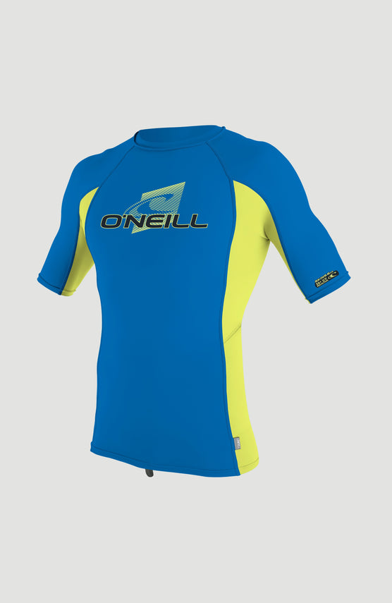 O'Neill Skins Short Sleeve Crew Schwimmshirt für Jungen, blau mit Logo-Print in Gelb, freigestellt in Schrägansicht
