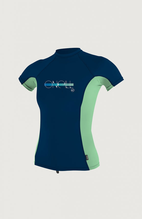 O'Neill Skins Short Sleeve Crew Schwimmshirt für Mädchen, blau mit Logo-Print in Weiß und Türkis, freigestellt von vorne