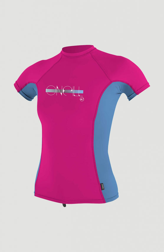 O'Neill Skins Short Sleeve Crew Schwimmshirt für Mädchen, pink mit Logo-Print in Weiß und Blau, freigestellt von vorne