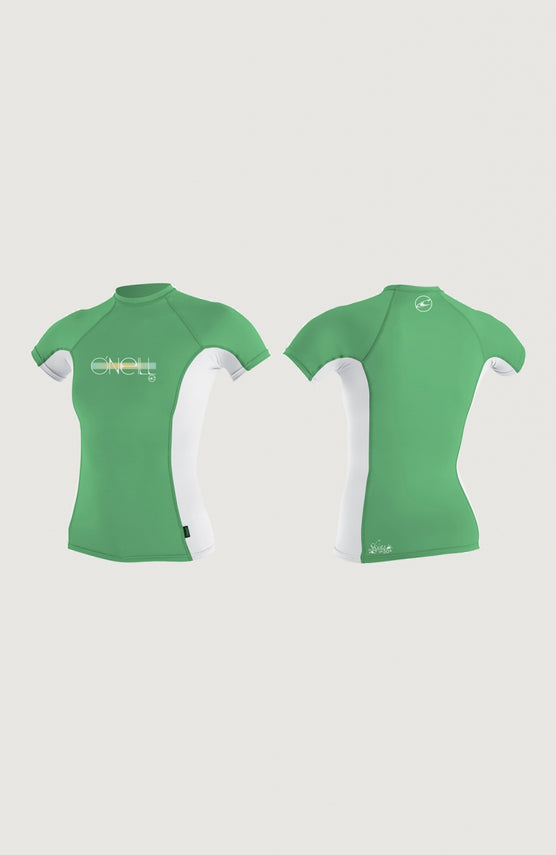 O'Neill Skins Short Sleeve Crew Schwimmshirt für Mädchen, grün mit Logo-Print in Weiß, Vorder- und Rückansicht freigestellt