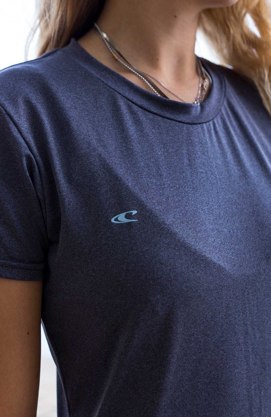 O'Neill Hybrid Skins Short Sleeve Surf Tee Schwimmshirt für Damen, lila, Nahaufnahme am Model, Rundhalsausschnitt