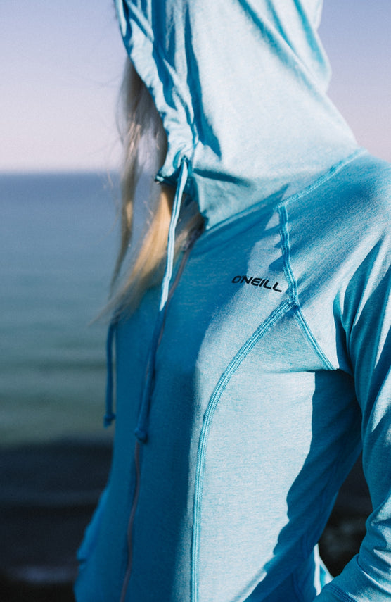 O'Neill Hybrid Long Sleeve Zip UV Hoodie für Damen, blau, Nahaufnahme mit aufgesetzter Kapuze getragen am Model