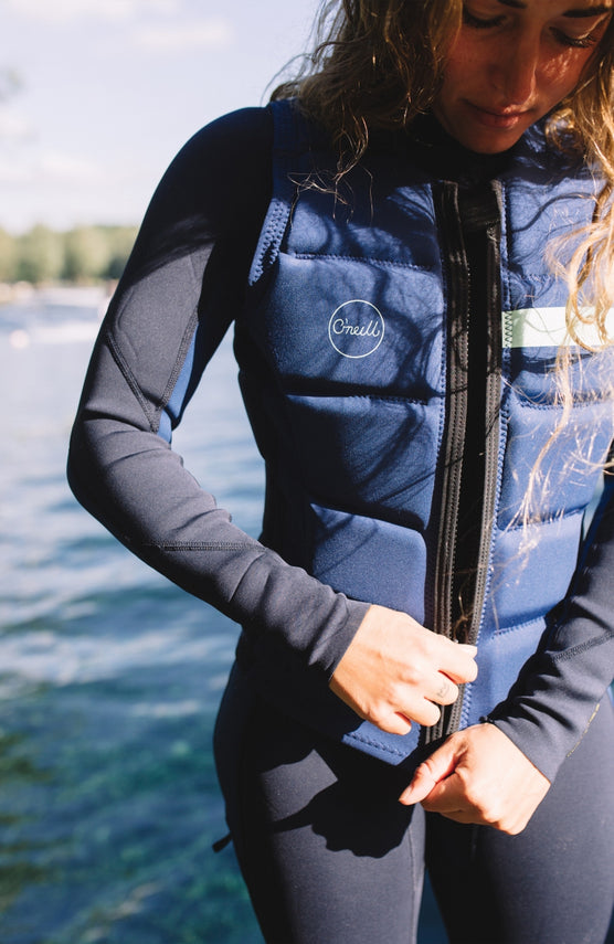 O'Neill Bahia Competition Vest Weste für Damen, blau, am Model am Wasser, Vorderansicht mit Reißverschluss