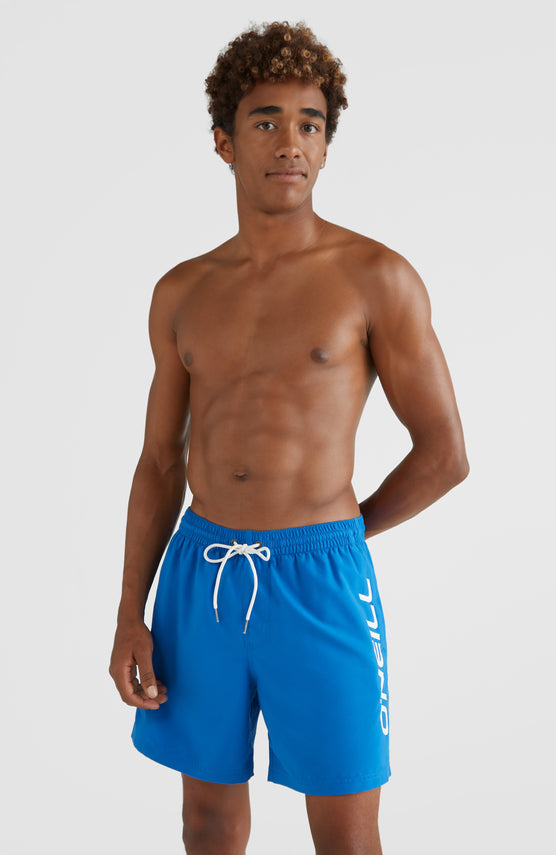O'Neill Cali Schwimmhose für Herren, blau mit Logo-Print in Weiß, Vorderansicht am Model