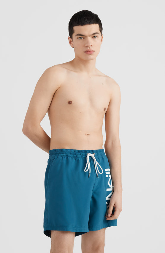 O'Neill Original Cali Schwimmhose für Herren, blau mit Logo-Print in Weiß, am Model von vorne