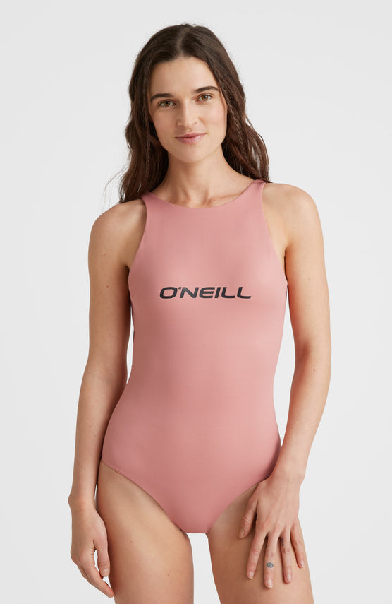 O'Neill Essentials Logo Badeanzug für Damen, pink mit Logo-Print in Schwarz, Vorderansicht am Model