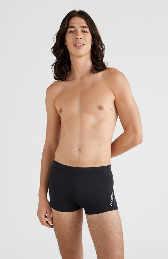 O'Neill Solid Badehose für Herren, schwarz, klassischer Schnitt, getragen am Model in der Vorderansicht