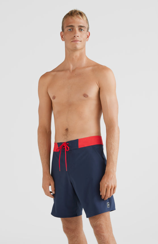 O'Neill Solid Freak Badehose für Herren, blau, Vorderansicht am Model mit rotem Bund und Kordelzug