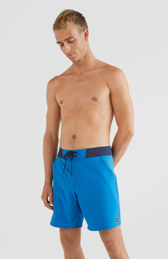 O'Neill Solid Freak Badehose für Herren, blau, Vorderansicht am Model, Kordelverschluss am Bund