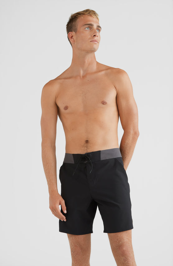 O'Neill Solid Freak Badehose für Herren, schwarz, getragen am Model, Vorderansicht mit Kordelzug am Bund